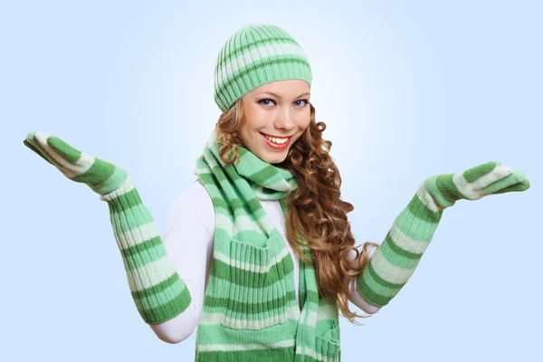 Молода жінка в теплому светрі — стокове фото