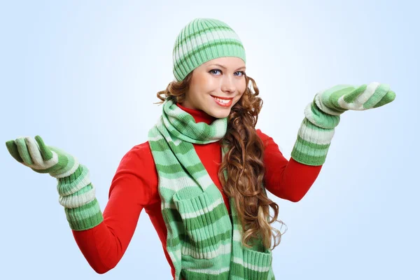 Jonge vrouw dragen warme trui — Stockfoto