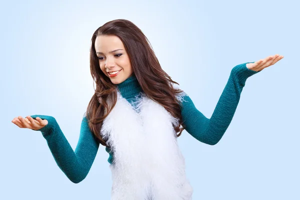 Ung kvinne med varm genser – stockfoto