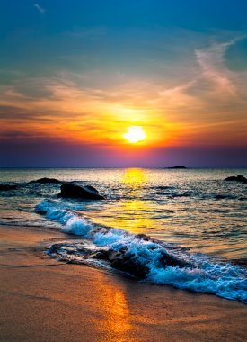 Denizin üzerinde renkli gün batımı