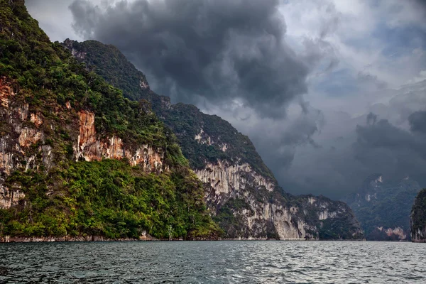 Storm clouds over the mountains and lake. — Stock Photo, Image