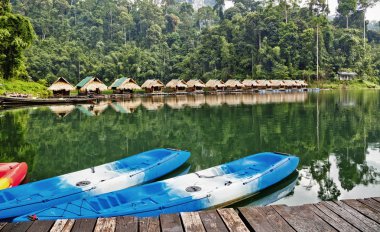 lake cheo LAN Tayland'da turistler için kayan Köyü.