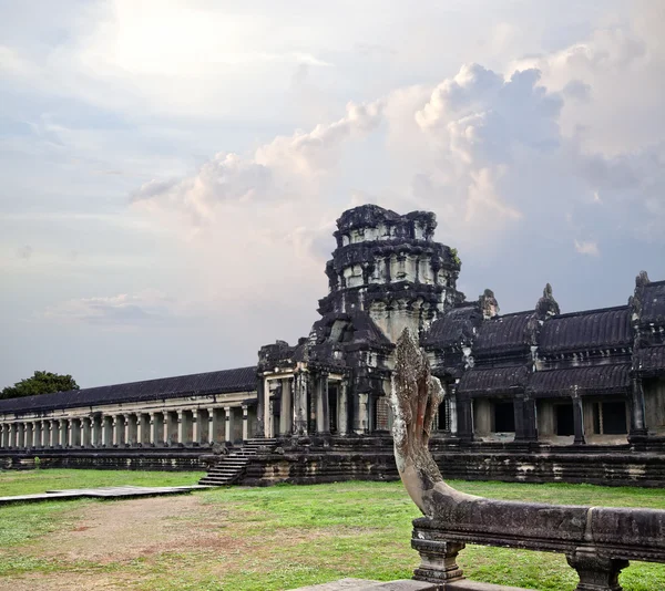 Les majestueux bâtiments anciens d'Angkor Wat — Photo