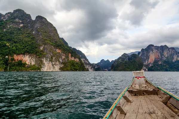 Озеро Чоу Лан. Национальный парк Као Сок. Таиланд . — стоковое фото