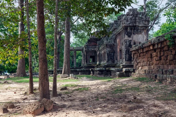 Paisaje de verano con un antiguo edificio en el Angkor Wat — Foto de Stock