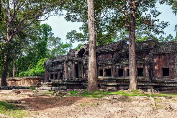 Paesaggio estivo con un antico edificio nell'Angkor Wat — Foto Stock
