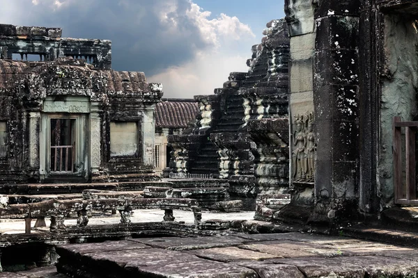 Prasat bayon. ruinerna i angkor thom templet i Kambodja — Stockfoto