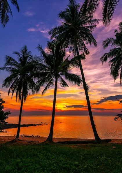 Večer na pláži na ostrově koh chang v Thajsku — Stock fotografie