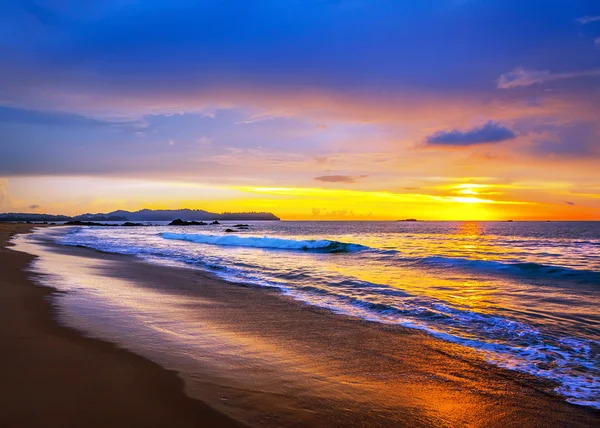 多彩的落日掠过海面 — 图库照片