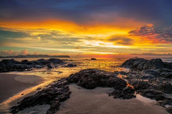 Kolorowy zachód słońca nad morzem — Zdjęcie stockowe