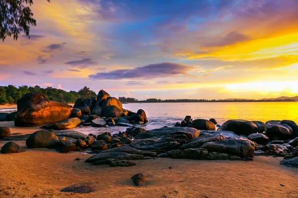 Kleurrijke zonsondergang boven de zee — Stockfoto
