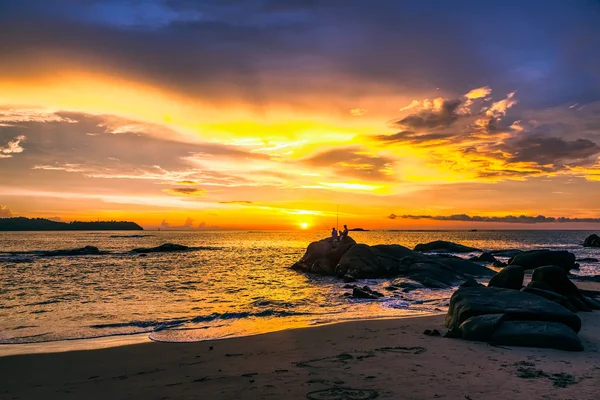 Красочный закат над морем — стоковое фото