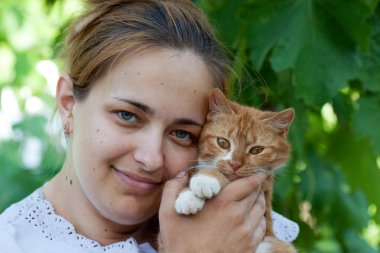 kadın holding kedi evin dışında