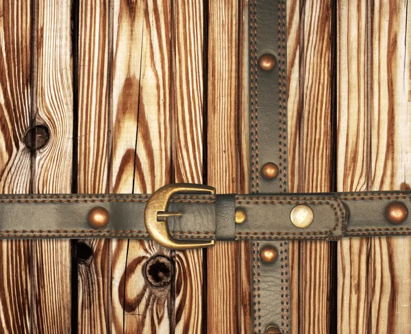 Staré dřevěné desky a kožený opasek — Stock fotografie