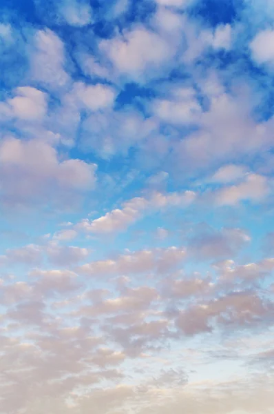 Cielo azul y nubes grises . — Foto de Stock