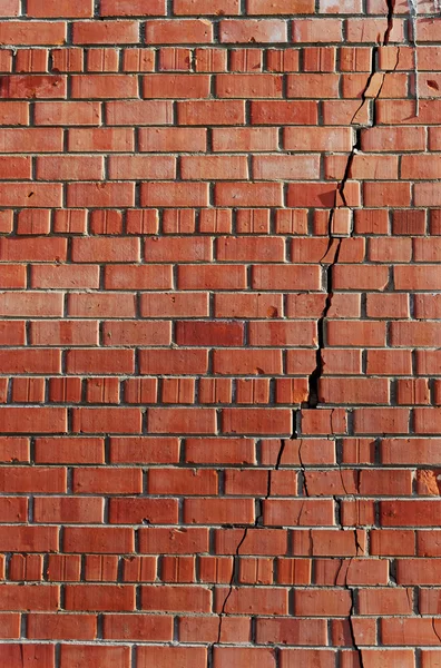 Split in the brick wall. — Stock Photo, Image