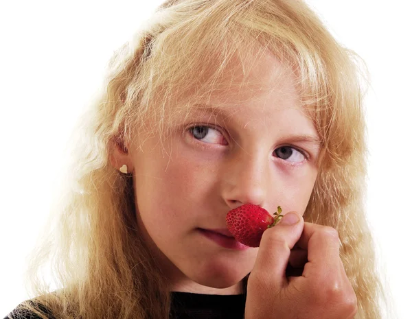Dívka s jahodou. — Stock fotografie