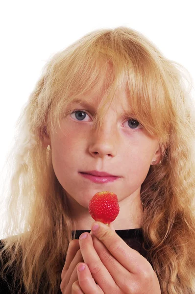 Chica con fresa . —  Fotos de Stock
