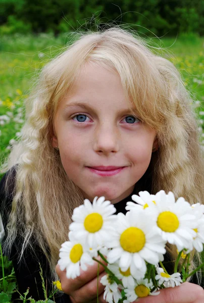 Girl with daisy. — Stock Photo, Image