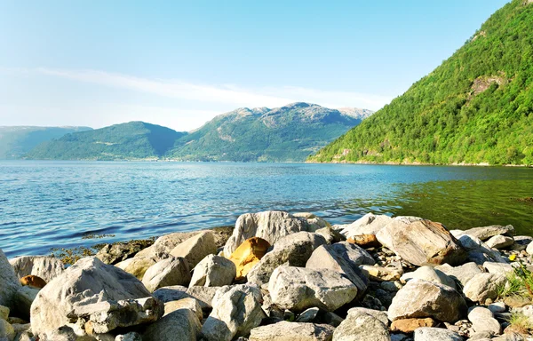 Steine an der Fjordküste. — Stockfoto