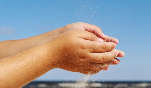 Sabbia nelle mani . — Foto Stock