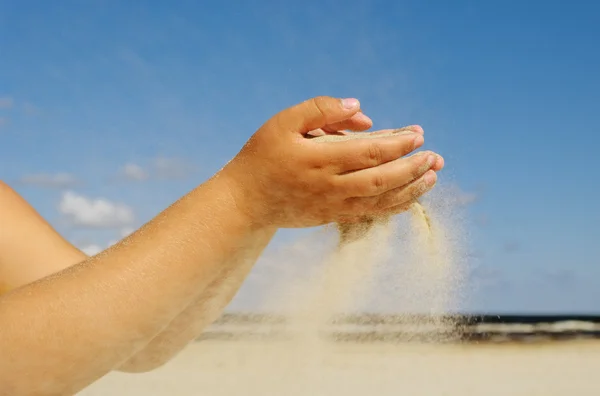 Sabbia in mano . — Foto Stock