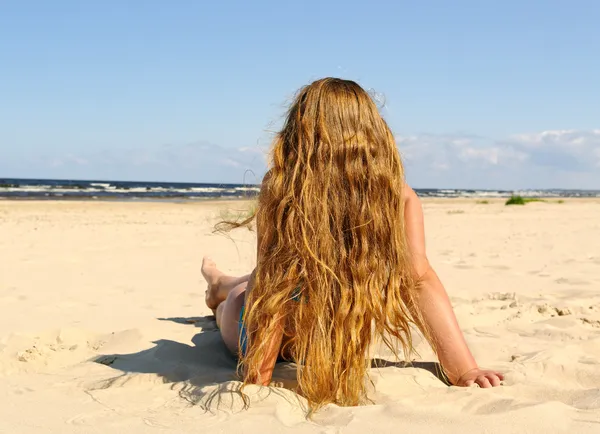 Chica en la playa. — Foto de Stock