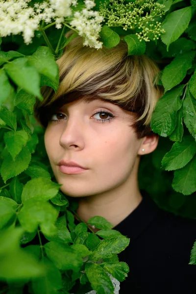 녹색 잎에서 포즈를 취하는 아름 다운 소녀 — 스톡 사진