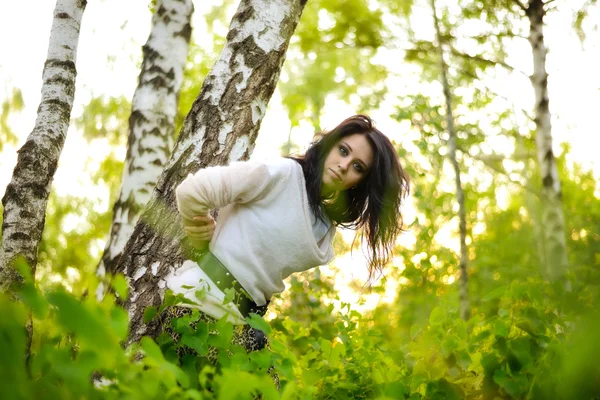 Belo retrato de menina posando no parque — Fotografia de Stock