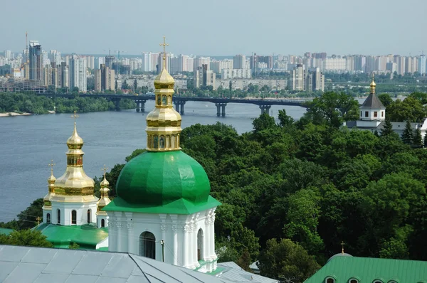 Kiev skyline en kerk van kiev pechersk lavra — Stockfoto