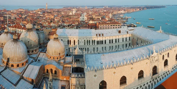 Panoráma, Velence, Olaszország, kikötőre a a harangtorony — Stock Fotó