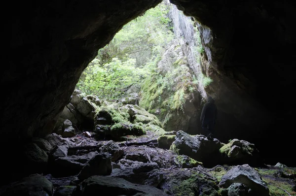 Descubriendo cuevas salvajes en las montañas de Crimea, Ucrania — Foto de Stock