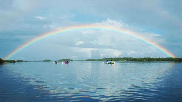 Kayak in Carelia Polare con arcobaleno, lago Engozero — Foto Stock