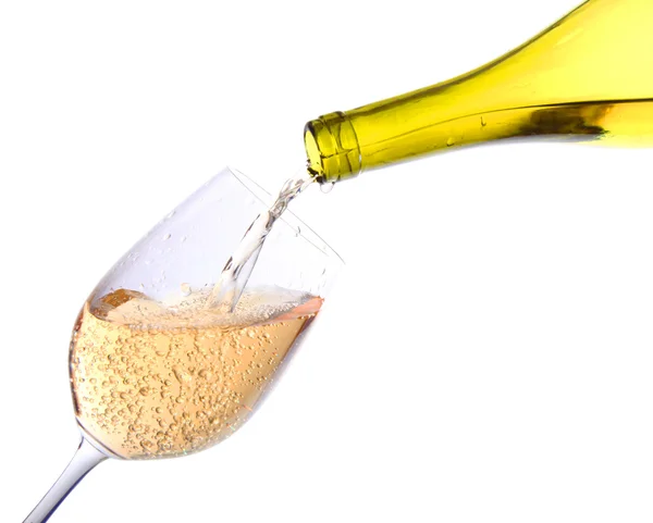 Vinho branco é derramado em um copo — Fotografia de Stock