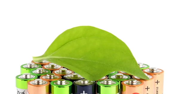 Grön växt blad och batteri, ekologi koncept — Stockfoto