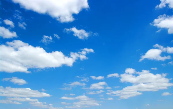 Białe puszyste chmury — Zdjęcie stockowe