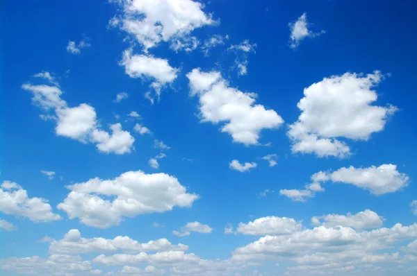 Witte pluizige wolken — Stockfoto