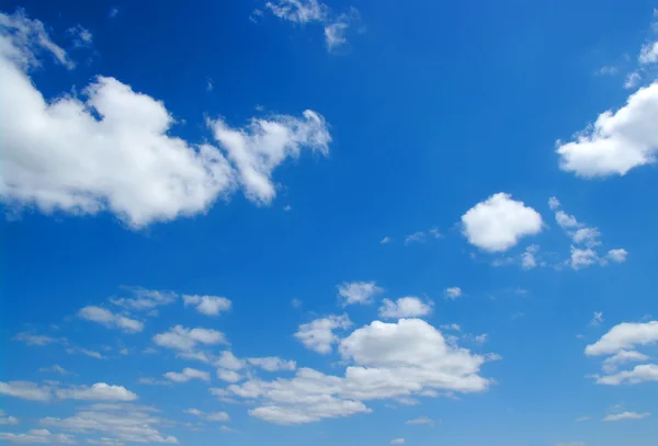 Weiße flauschige Wolken — Stockfoto