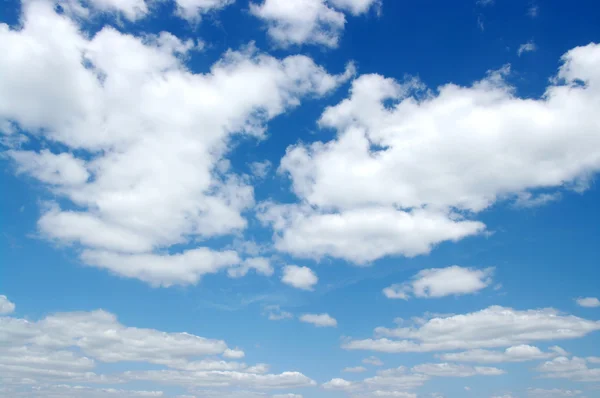 Nubes blancas esponjosas — Foto de Stock