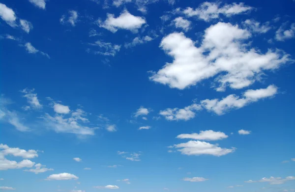 Beyaz kabarık bulutlar — Stok fotoğraf