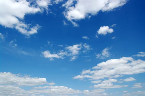 Witte pluizige wolken — Stockfoto
