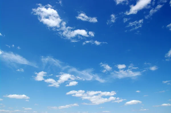 Fehér bolyhos felhők — Stock Fotó