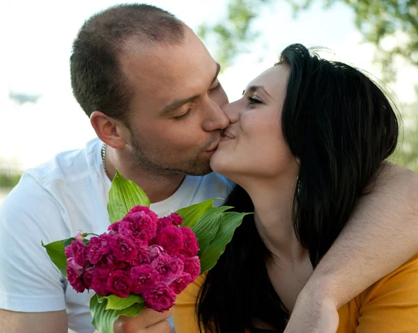 Nahaufnahme Porträt junges verliebtes Paar - im Freien — Stockfoto