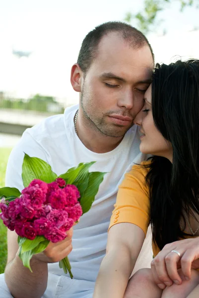 Closeup retrato jovem casal apaixonado - Ao ar livre — Fotografia de Stock