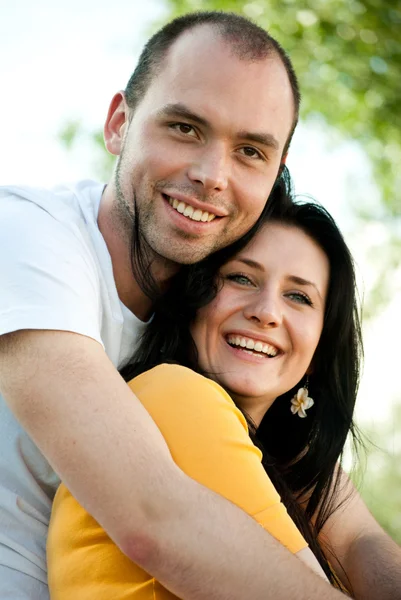 Retrato de cerca de una joven pareja sonriente enamorada - Al aire libre —  Fotos de Stock