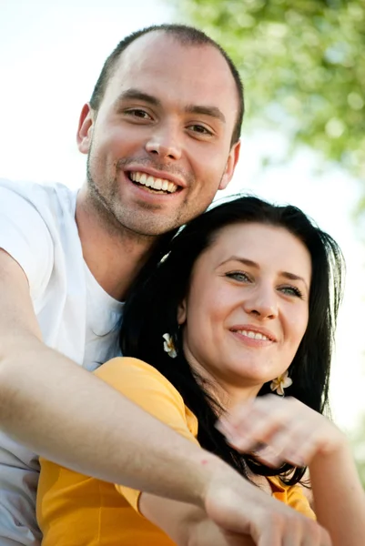 Vértes portréja mosolygó fiatal pár a szerelem - szabadban — Stock Fotó