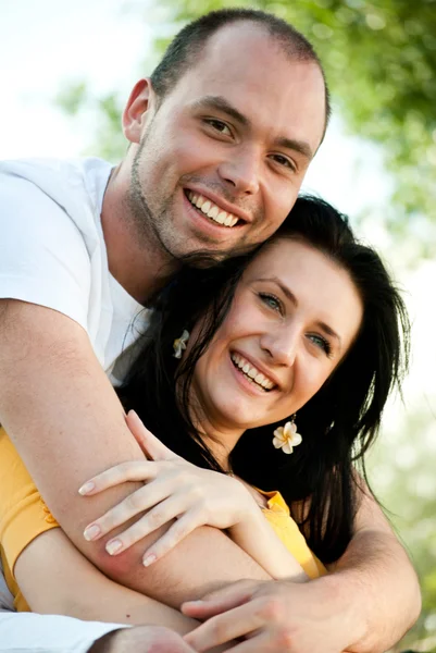 Retrato de close-up de casal jovem sorridente no amor - Ao ar livre — Fotografia de Stock