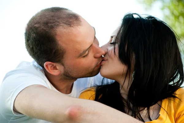 Jovem casal apaixonado - Ao ar livre — Fotografia de Stock