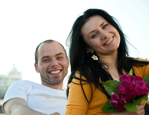 Närbild porträtt av leende unga par i kärlek - utomhus — Stockfoto