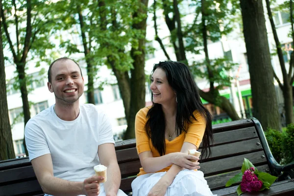 Retrato de cerca de una joven pareja sonriente enamorada - Al aire libre —  Fotos de Stock